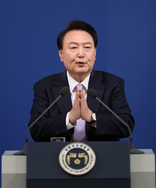 윤석열 대통령이 7일 오전 대통령실 청사 브리핑실에서 열린 '대국민담화 및 기자회견'에서 질문에 답변하고 있다.<연합뉴스>